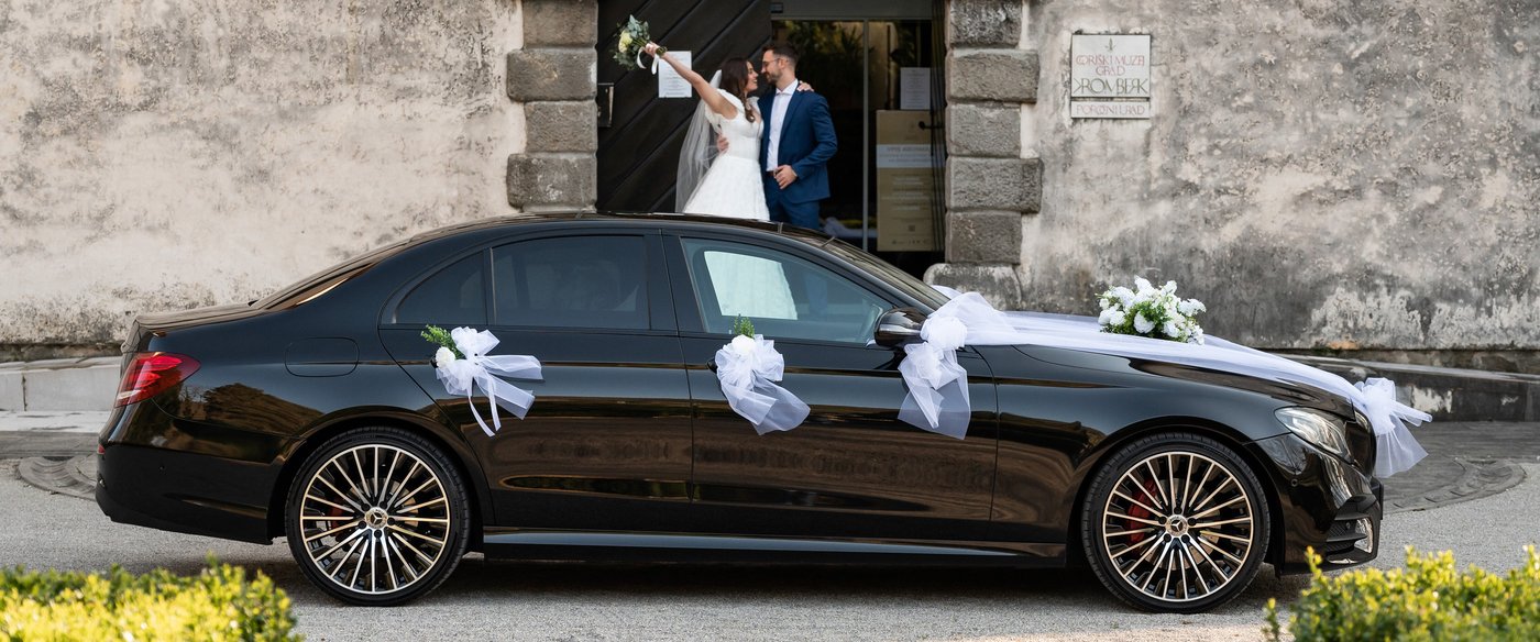 Mercedes E-klasa okrašen za poroko