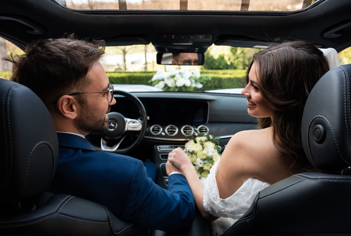 Poročni par v notranjosti Mercedes vozila